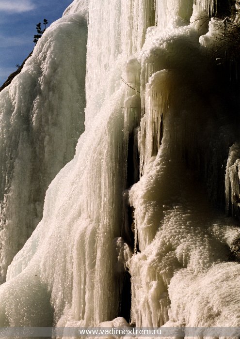 Ледовые занавески водопада Ниж Сундрук.