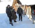 во дворе перед избой завязалась беседа